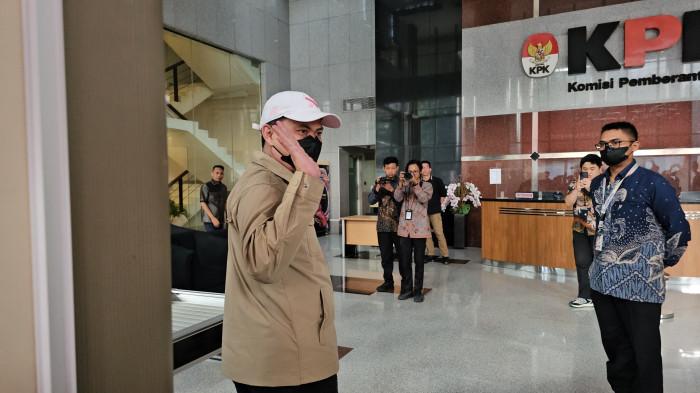 KPK Tangkap Bupati Koltim, NasDem Tidak Melawan Bupati Koltim Abdul Azis saat tiba di KPK. Foto : Ist