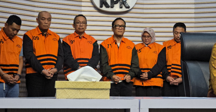 KPK Tetapkan Wamenaker Noel Tersangka Kasus Dugaan Pemerasan Sertifikat K3 Wamenaker Immanuel Ebenezer (no 3 dari kanan) telah ditetapkan sebagai tersangka oleh KPK. Foto : RM