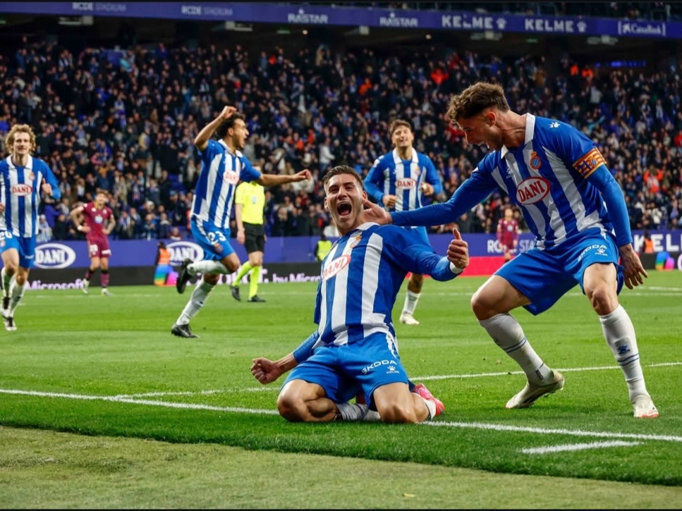 Laga Perdana La Liga 2025/26, Atletico Madrid Tumbang Di Kandang Espanyol Selebrasi skuad Espanyol usai menang 2-1 dari Atletico Madrid. Foto : Ist