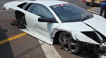 Kondisi mobil Lamborghini yang mengalami kecelakaan di Tol Kunciran. Foto : Ist