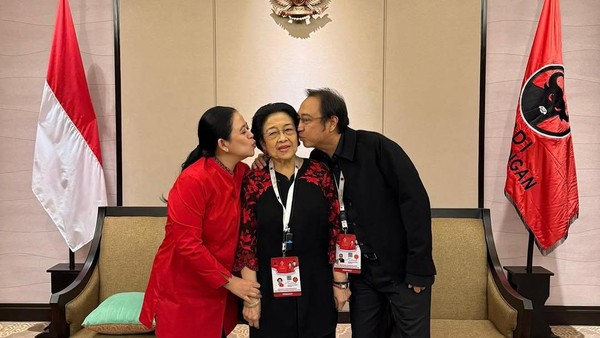 Megawati Kembali Pimpin PDIP Ketum PDIP Megawati Soekarno Putri diapit Puan Maharani (kiri) dan Prananda (kanan). Foto : Ist