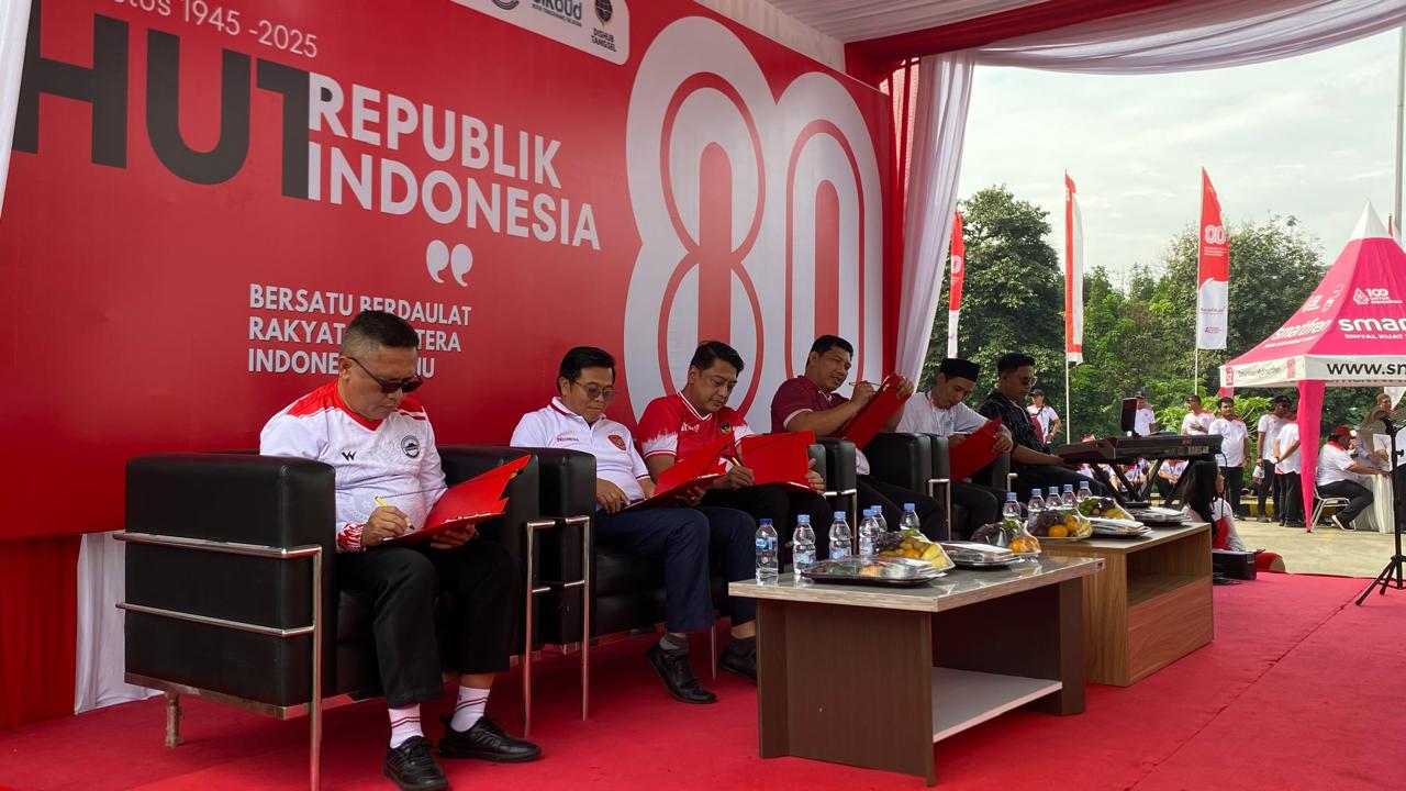 Pegawai perkantoran Lengkong meriahkan parade HUT ke-80 RI. (tangselpod.id/irm)