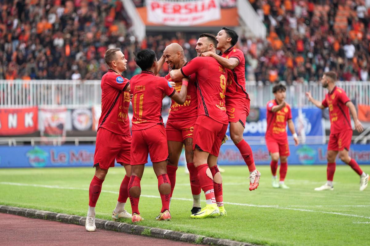Mesin Gol Persija Produktif Selebrasi skuad Persija usai menang 3-0 dari Persis Solo. Foto : Ist