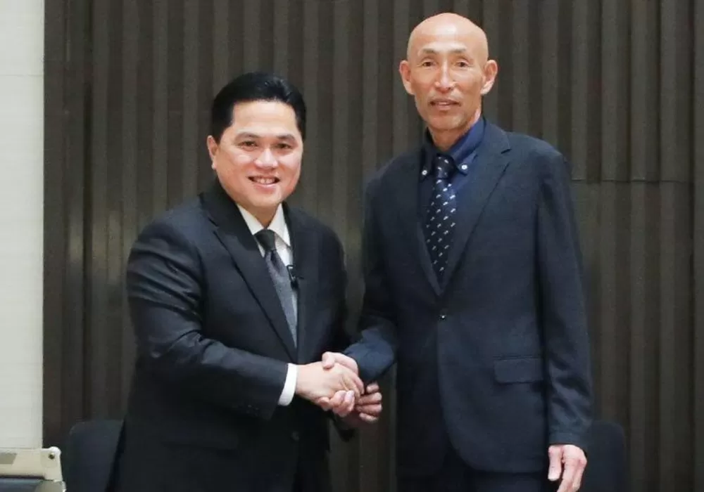 Mochizuki Perpanjang Kontrak, Tapi Turun Posisi Ketua Umum PSSI Erick Thohir (kiri) bersama Satoru Mochizuki. (kanan). Foto : Ist