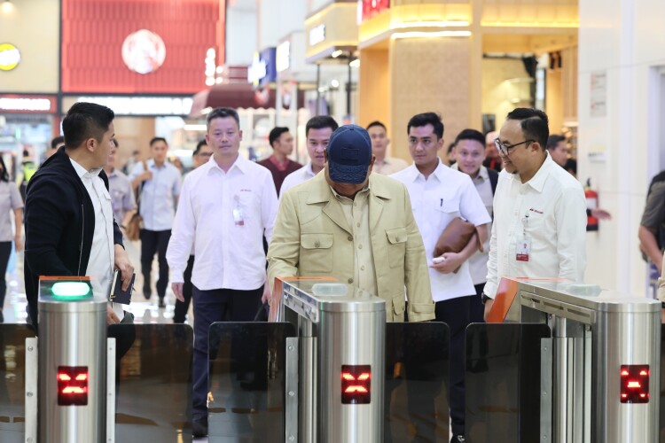 Presiden Prabowo saat masuk gate Stasiun Whoosh Halim untuk menuju Kota Bandung. Foto : Ist