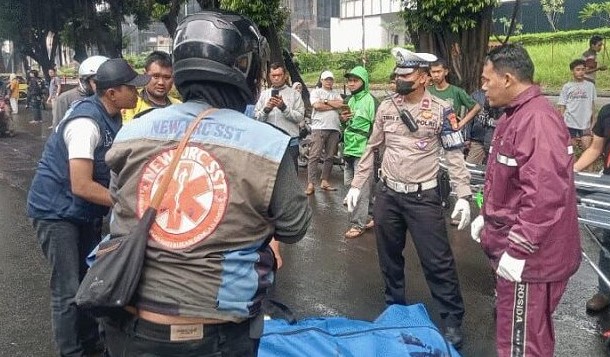 Nahas, Pengendara Motor Tewas saat Hujan di Tangerang Aparat dan warga sedang mengevakuasi korban kecelakaan di Jenderal Sudirman, Kecamatan Tangerang, Kota Tangerang. Foto : Ist