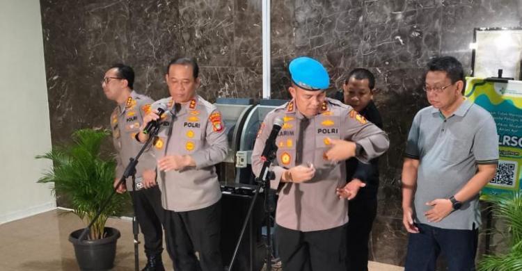 Ojol Tertabrak Rantis, Kapolda Metro: Ayah Korban Minta Keadilan, Kami Siap Kapolda Metro Jaya Irjen Pol Asep Edi Suheri saat konferensi pers di RS Cipto Mangunkusumo (RSCM). Foto : Ist