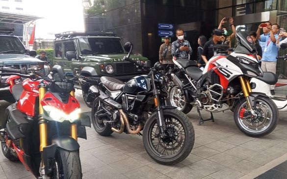 Sebaian motor serta mobil sitaan dari Wamenaker Immanuel Ebenezer. Foto : Ist