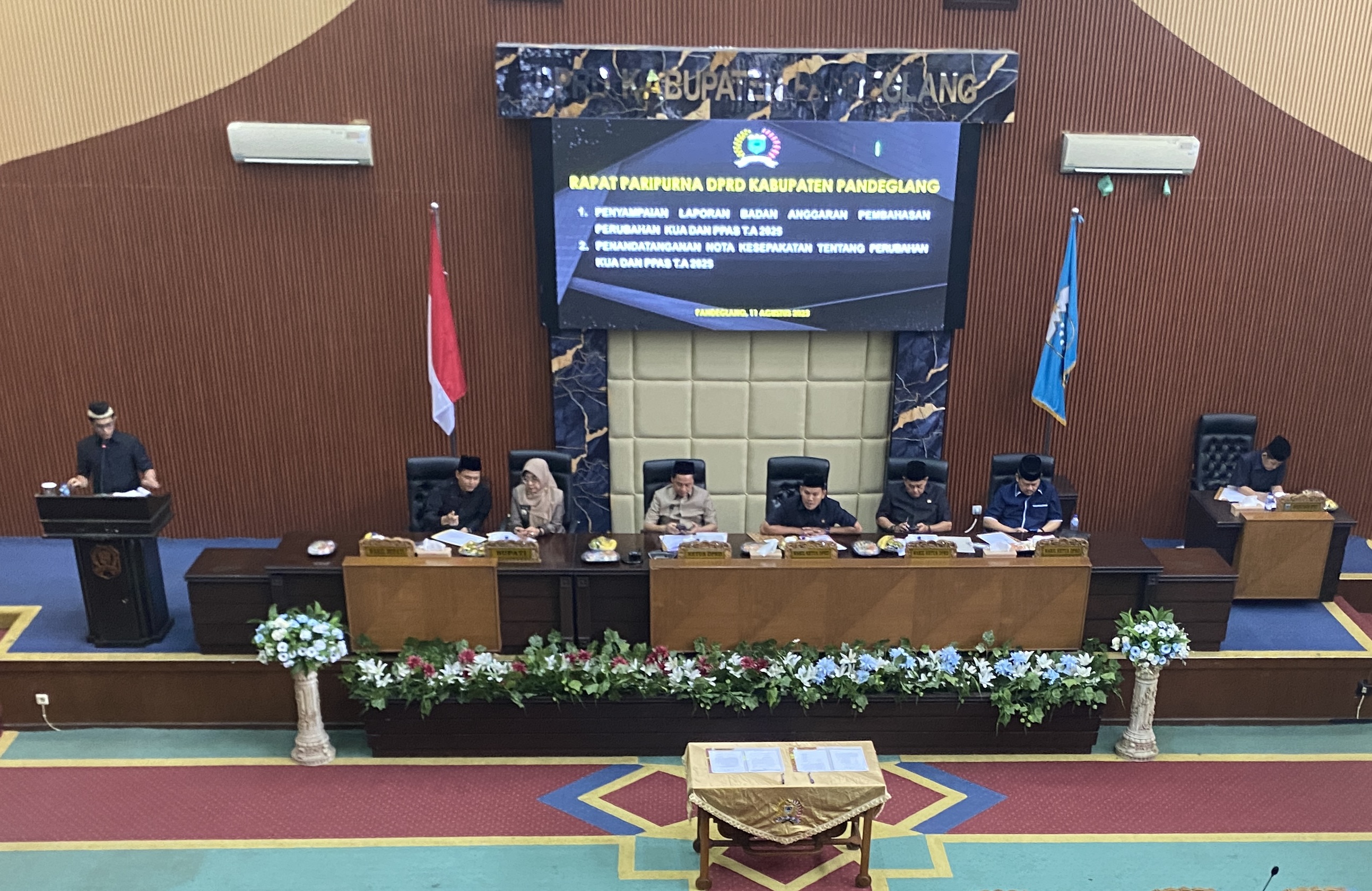 Paripurna DPRD Pandeglang Kembali Molor, Ketua Dewan Sibuk Main Ponsel Pimpinan DPRD Pandeglang terlihat sedang asik memainkan HP, padahal anggota Banggar sedang menyampaikan laporan pembahasan Perubahan KUA dan PPAS TA 2025 di Ruang Paripurna DPRD Pandeglang, Senin (11/8).