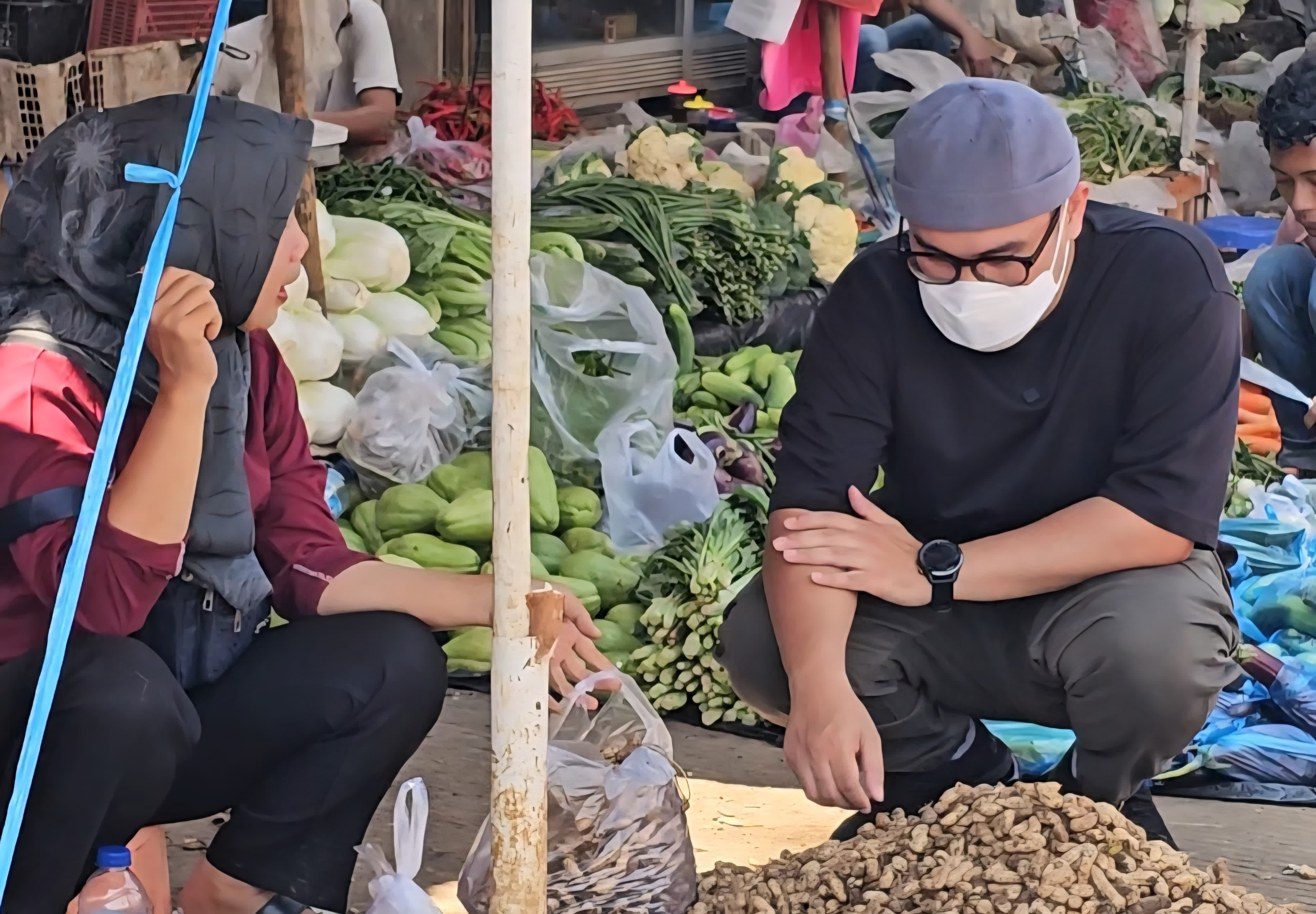 Pasar Serpong Segera Ditata, Pilar Blusukan Sempat Belanja ke PKL di Pinggir Jalan Foto : Rahman/TP