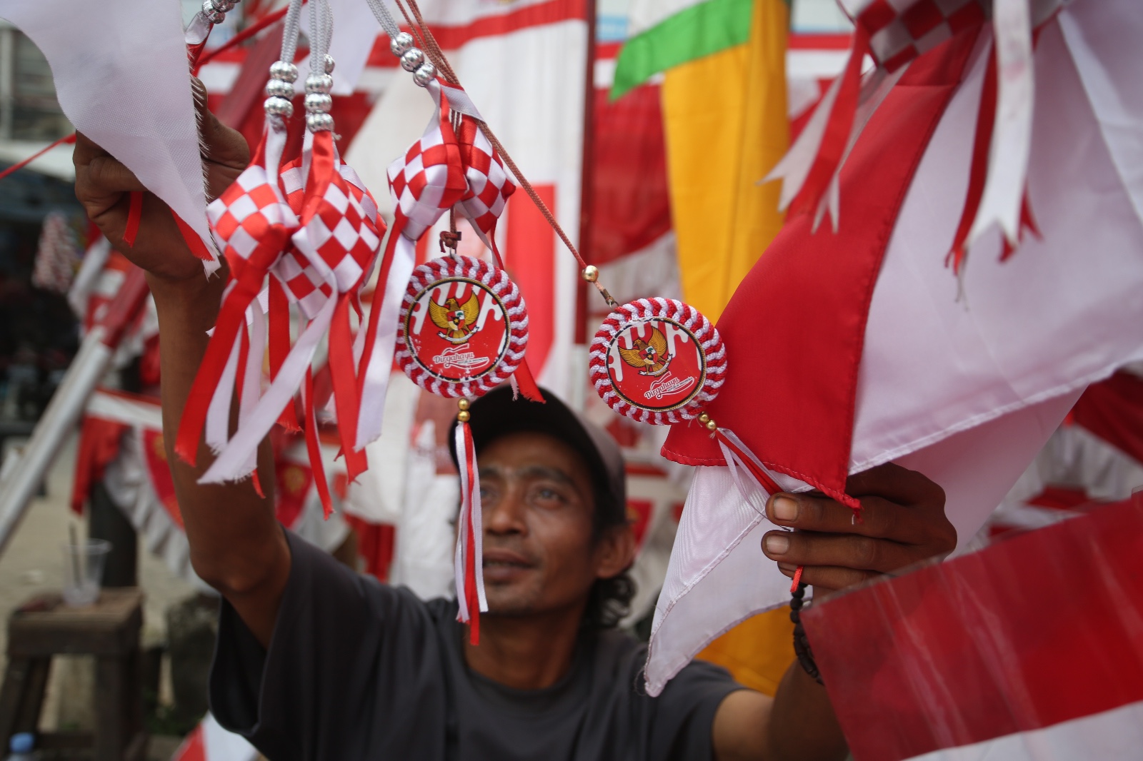 BENDERA. Yudhi, pedagang bendera di wilayah Pamulang, Kamis (7/8).