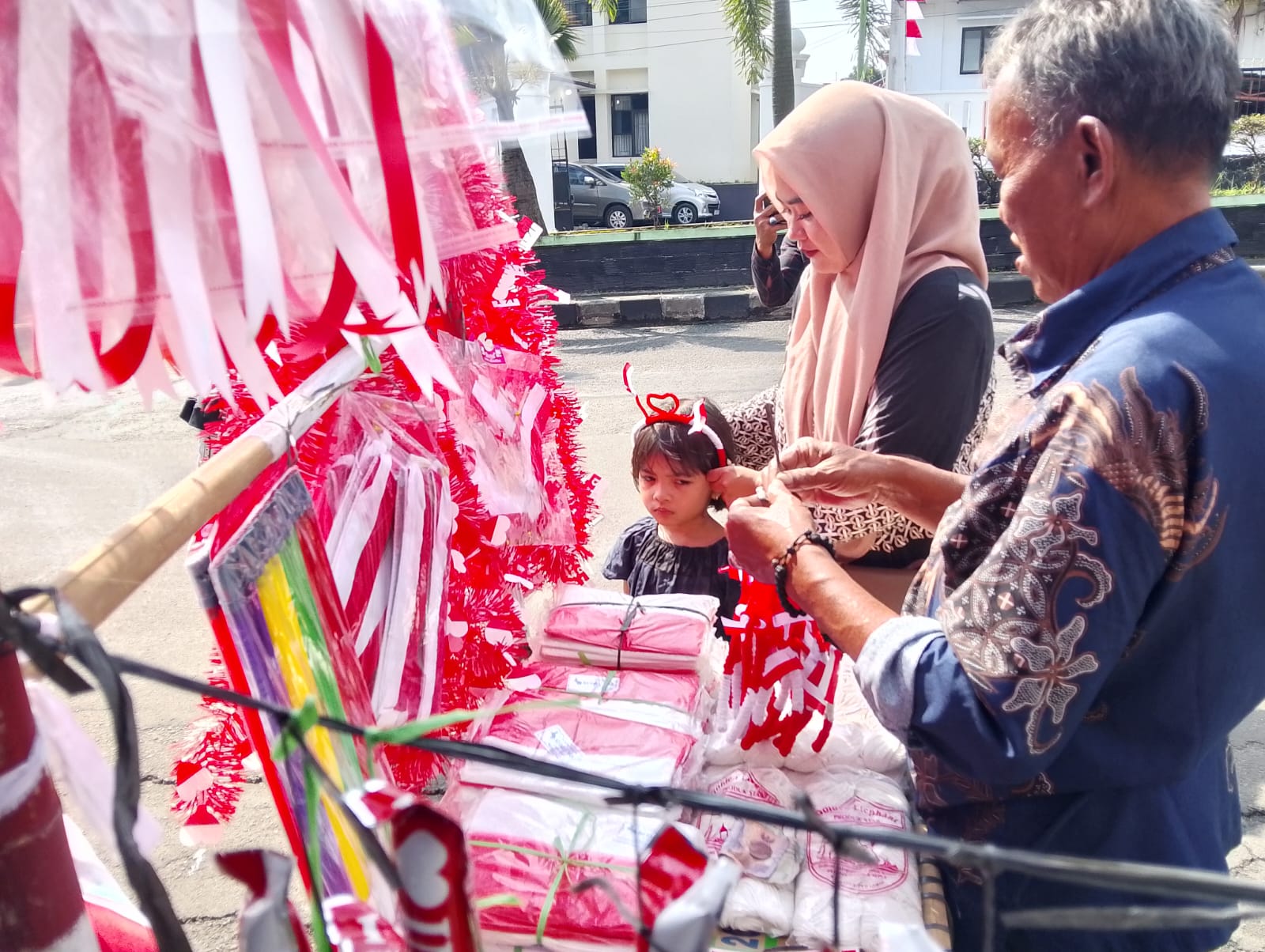 Pedagang Enggan Jual Bendera One Piece, Pilih Jualan Bendera Merah Putih Salah seorang pedagang bendera Merah Putih di pinggir Jalan Raya Serang-Pandeglang, tepatnya di samping kantor Kodim Pandeglang, sedang melayani pembeli, Selasa (5/8).