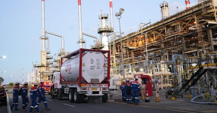 PT Kilang Pertamina Internasional (KPI) Unit Cilacap resmi melakukan lifting/pengiriman perdana produk Pertamina Sustainable Aviation Fuel (SAF) berbahan baku campuran Used Cooking Oil (UCO) atau minyak jelantah. Foto: Ist
