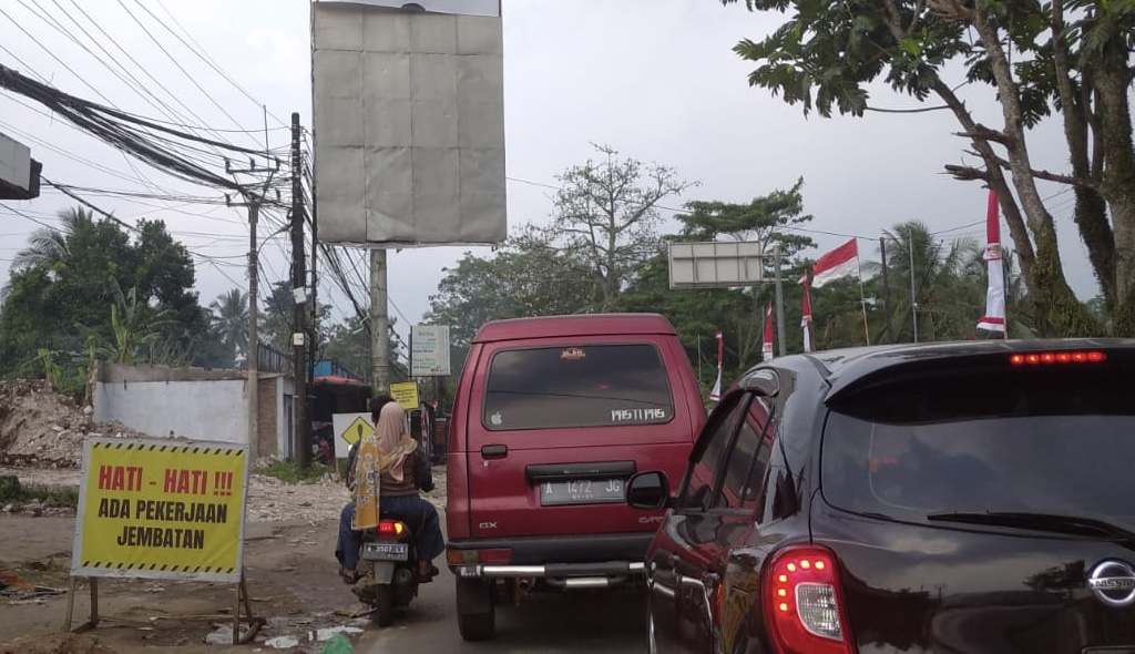 Pembangunan Jembatan Cirokoy Bikin Kesal Warga Kondisi jalur Pandeglang-Labuan telah mengalami kemacetan mengular, hingga membuat kesal para pengguna jalan, Minggu (10/8).