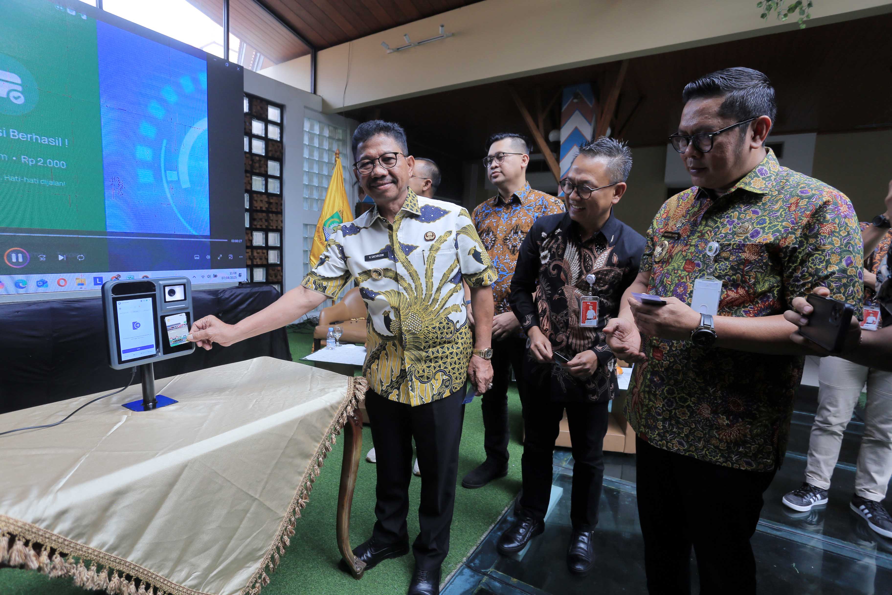 Wali Kota Tangerang, Sachrudin, tampak mencoba Kartu Multi Trip (KMT) pada sistem tiket elektronik (e-ticketing) atau perangkat reader yang akan dioperasikan pada bus Tayo Kota Tangerang.