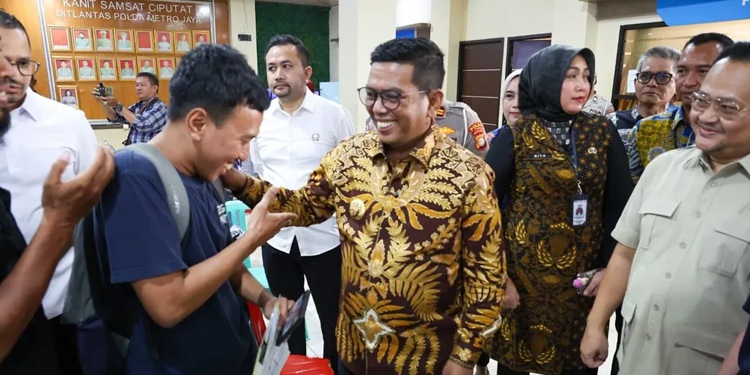 Pembebasan Pokok dan Sanksi PKB Banten Diperpanjang Hingga 31 Oktober 2025 Gubernur Banten Andra Soni ketika sidak di Samsat Ciputat, Tangsel. Foto : Ist