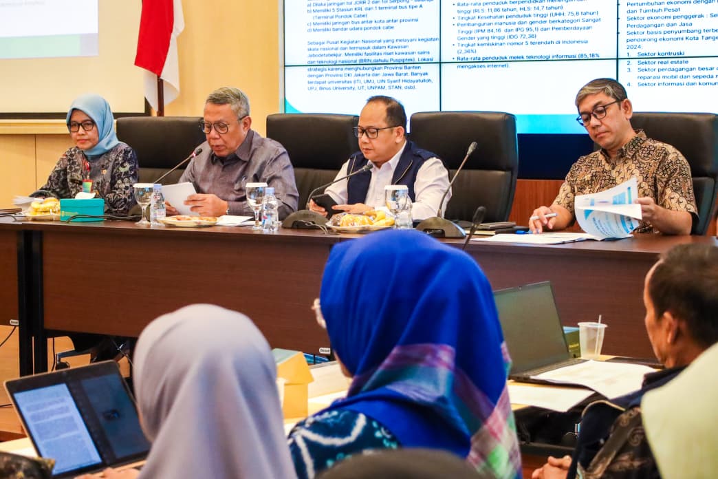 Wali Kota Tangsel Benyamin Davnie saat melaporkan kesiapan Tangsel dalam lomba penilaian Kota Sehat tingkat Nasional bertempat di Ruang Blandongan Puspemkot Tangsel, Kamis (21/8)