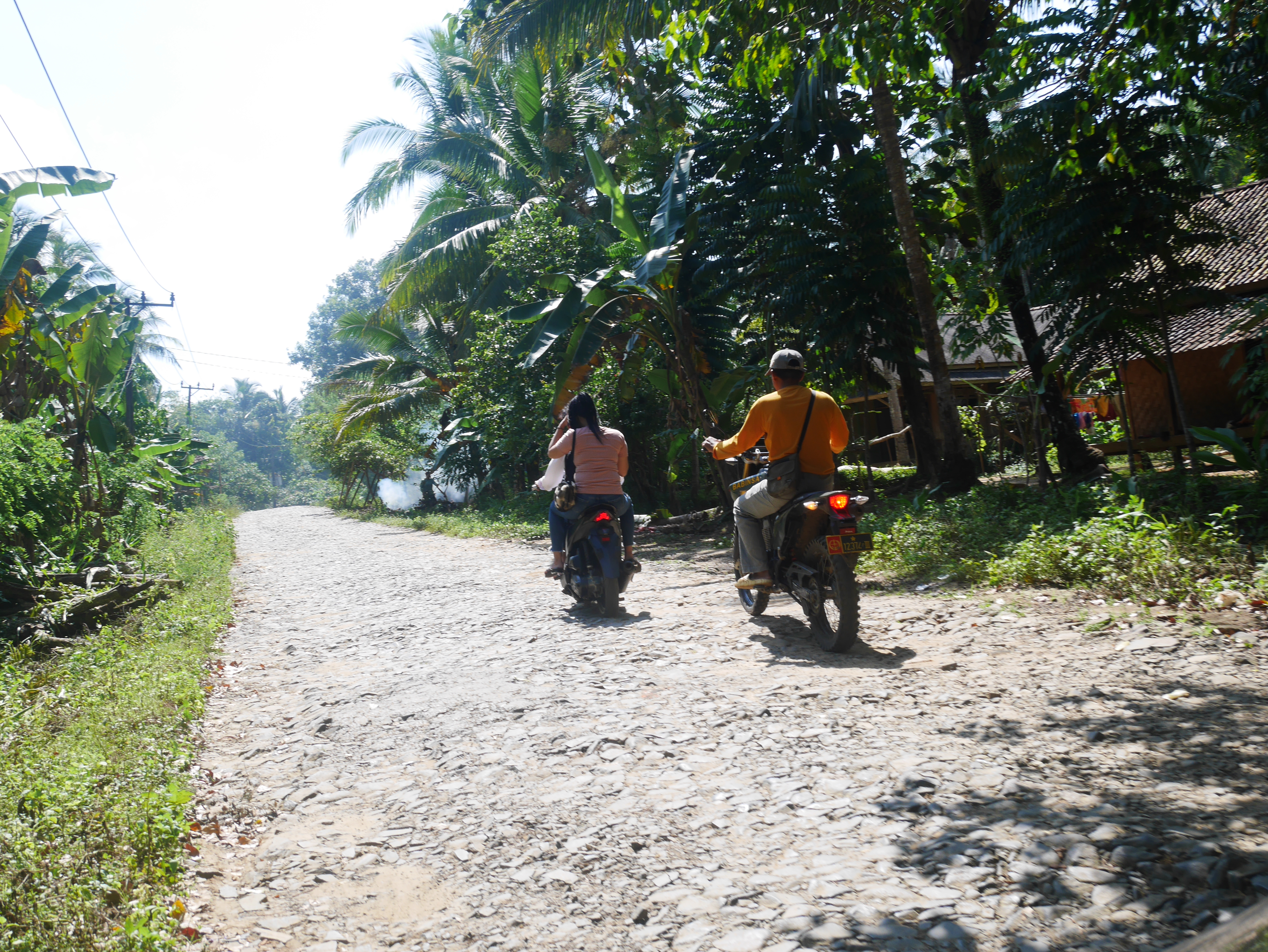 Ruas jalan dengan kondisi rusak di Kecamatan Cibitung, Kabupaten Pandeglang.(Ari Supriadi/tangselpos.id)