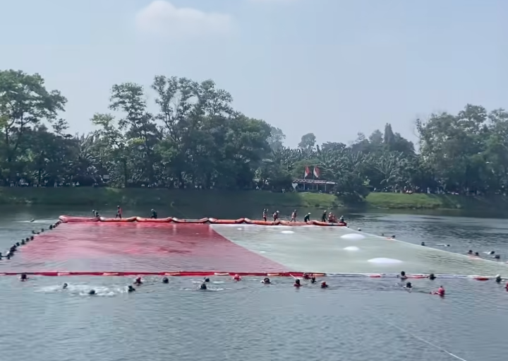 Peringati HUT RI ke 80, SAR Tangsel Bentangkan Bendera Raksasa Di Danau Situ Gintung Perayasn HUT RI ke 80 di Danau Situ Gintung, Tangsel. Foto : Ist