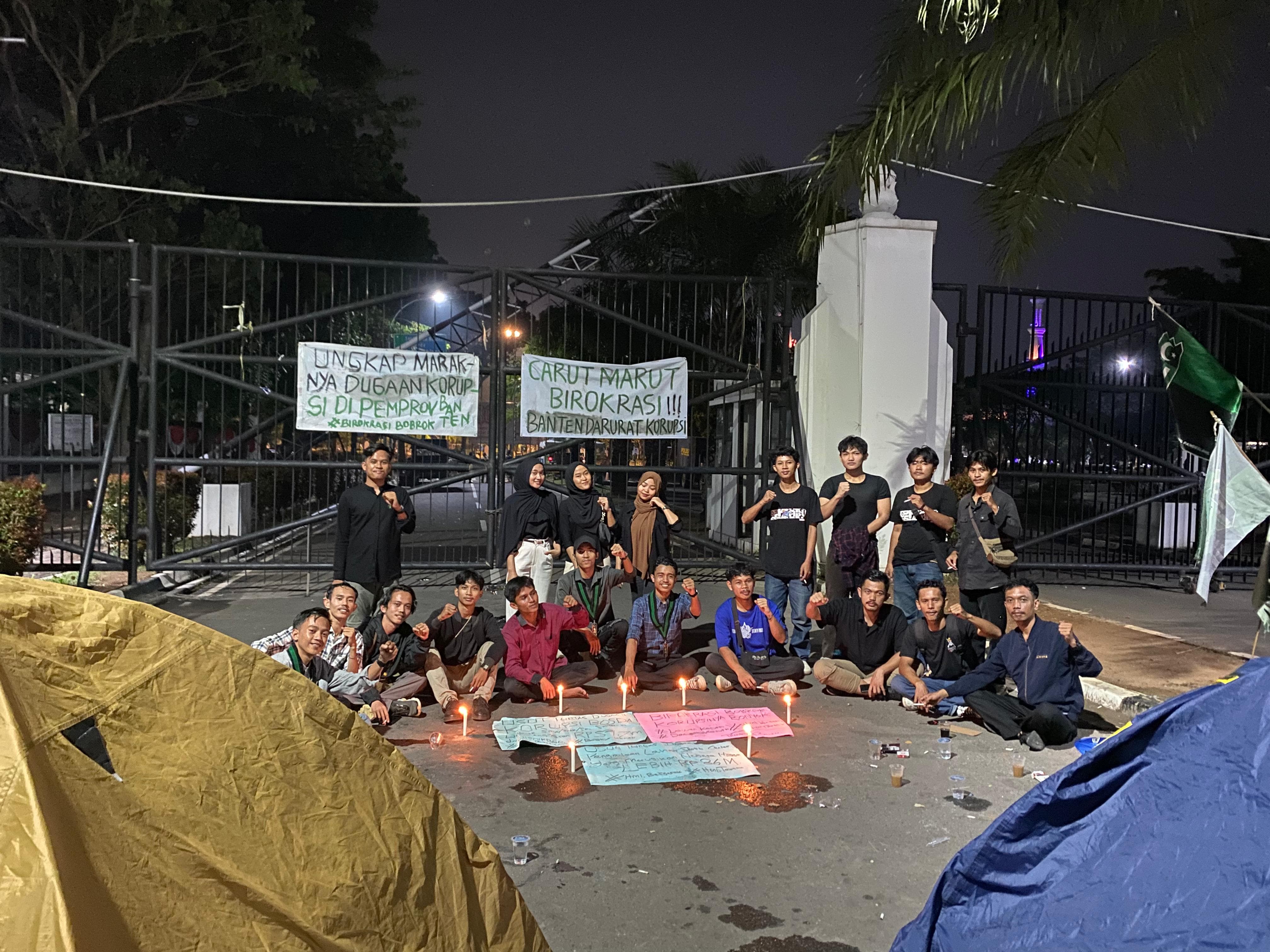 Perjuangkan Keadilan dan Melawan Korupsi, HMI Camping di Depan KP3B Sejumlah aktivis Himpunan Mahasiswa Islam (HMI) Cabang Pandeglang, Senin (11/8/2025) memasang tenda atau camping tepat di depan pintu masuk KP3B di Jalan Syekh Nawawi Al-Bantani, Cipocok, Kota Serang.(Istimewa)