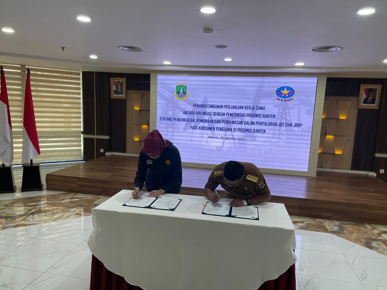 Perkuat Distribusi BBM Subsidi, Pemprov Banten Sepakati Kerjasama Dengan BPH Migas Gubernur Banten, Andra Soni menandatangani kerja sama di Kantor BPH Migas Jl. Kapten Tendean No. 28, Mampang Prapatan, Jakarta, Selasa (26/8/2025).(Istimewa)