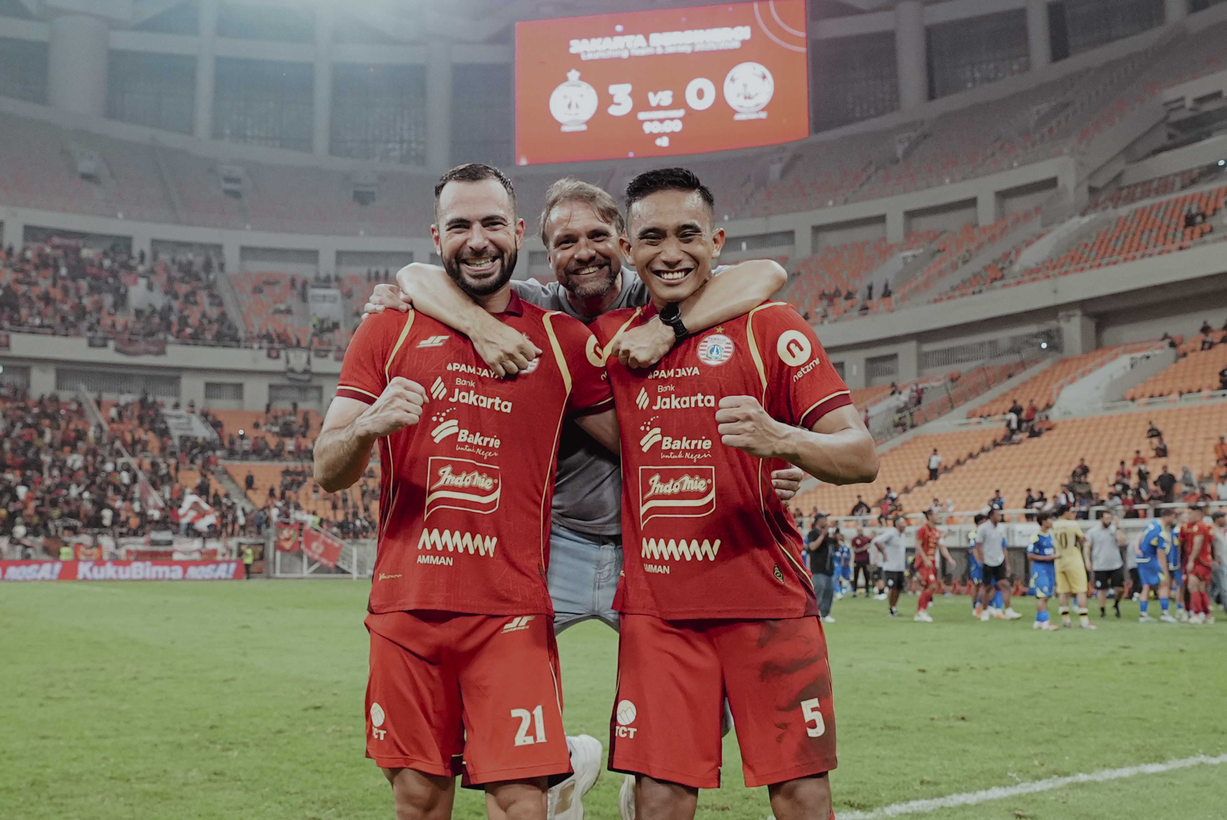 Riski Ridho (no 5) bersama para punggawa Persija. Foto : Ist