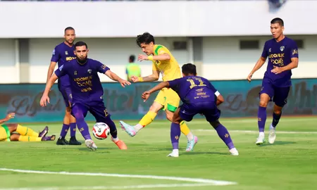 Persita Dua Kali Jeblok, Pelatih Carlos Pena Harus Evaluasi Tim Laga Persita vs Persebaya. Foto : Ist