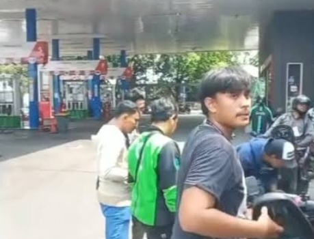 Pengendara motor mati mesin nya setelah mengisi Pertalite di Pom Kembangan. Foto : IG