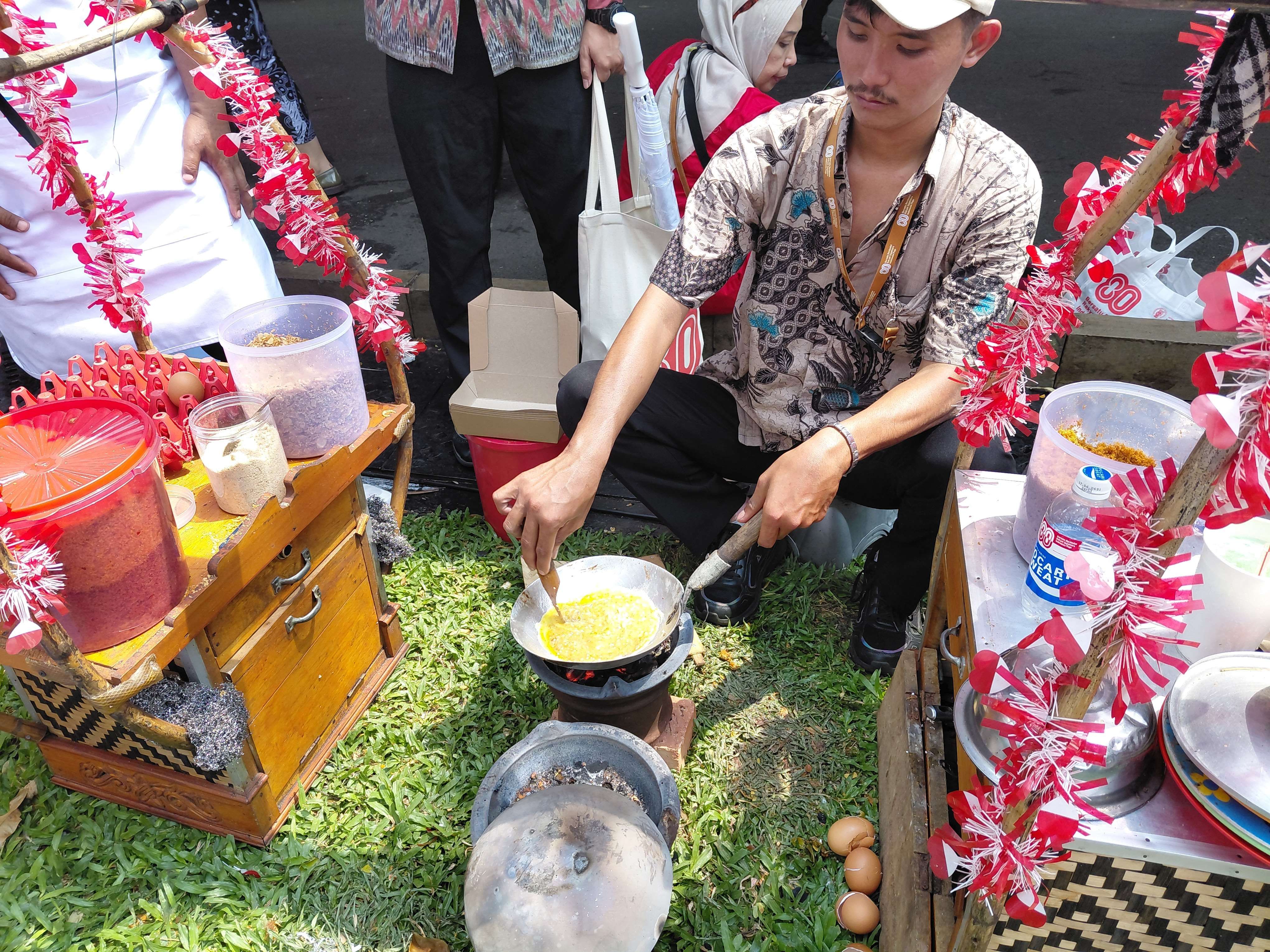 Salah satu pedagang kerak telor yang ikut dipanggil di Istana pada 17 Agustus 2025. Foto : Ist