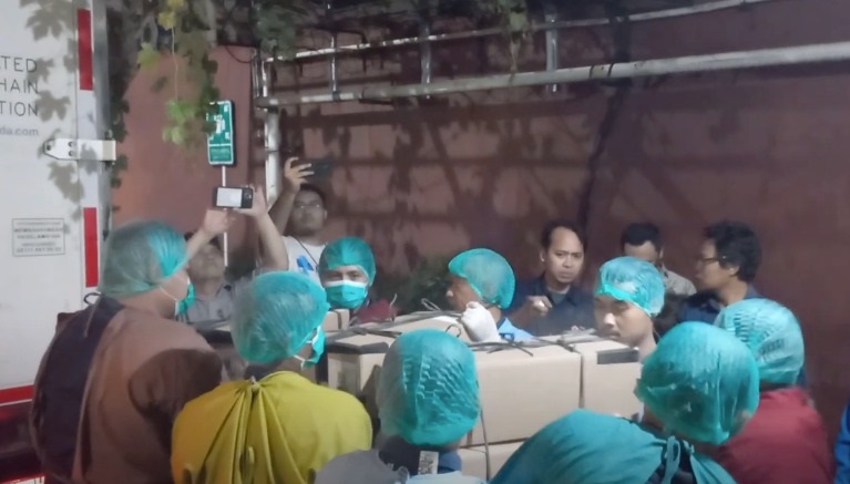 Petugas Palang Merah Indonesia (PMI) Kota Tangerang tengah mempersiapkan plasma darah sebanyak 310 liter untuk fraksionasi dalam memenuhi kebutuhan obat medis nasional. Plasma darah tersebut menuju Kiat Ananda Cold Storage Bogor sebelum dikirim ke fasilitas fraksionasi yang ada di Korea Selatan (Korsel).
