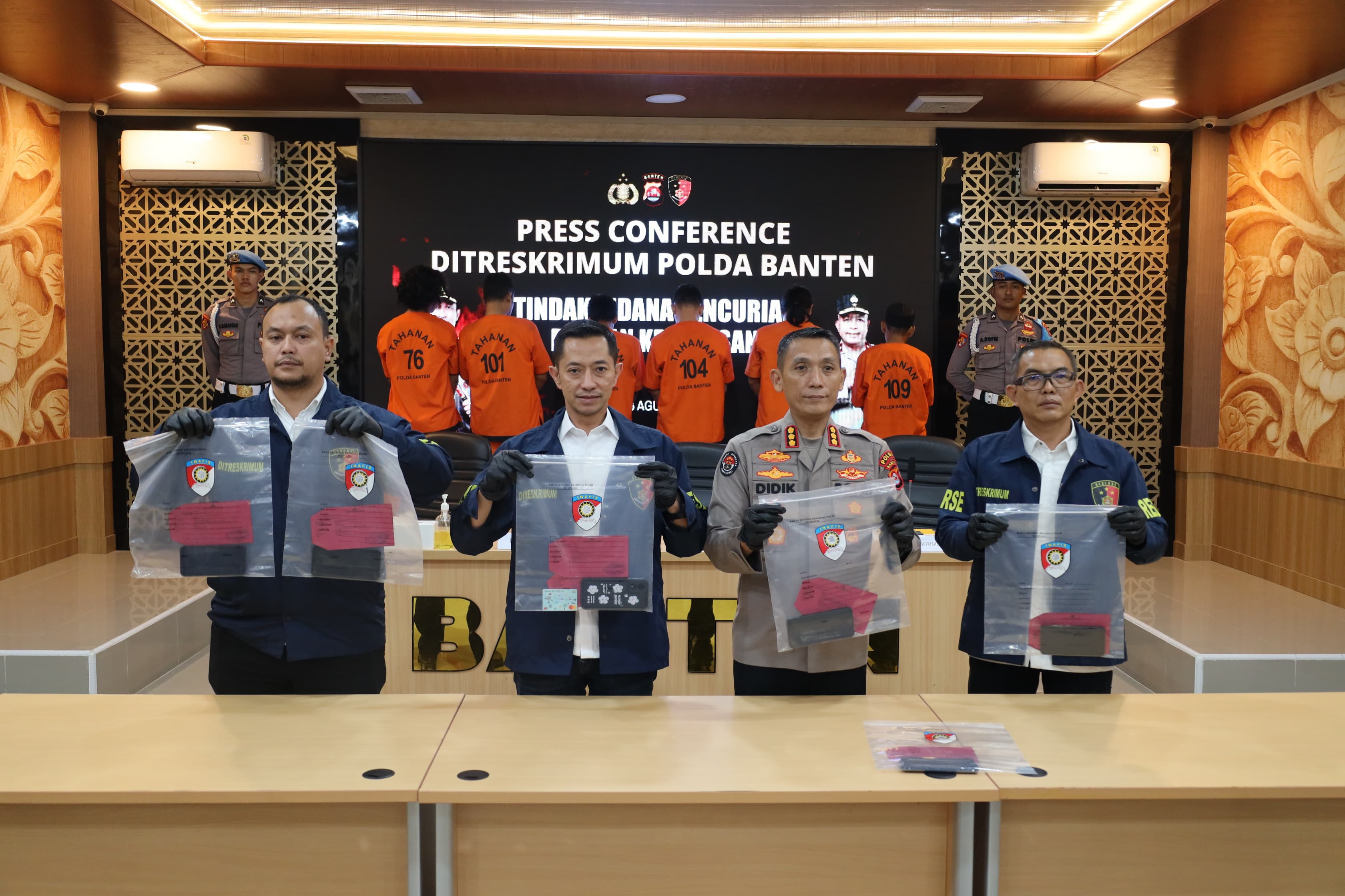 Polda Banten Bekuk Sindikat Begal Solar yang Biasa Beroperasi di Tol Jakarta-Merak Ditreskrimum Polda Banten menyampaikan keterangan penangkapan sindikat begal solar di Mapolda Banten, Rabu (6/8/2025).(Istimewa)