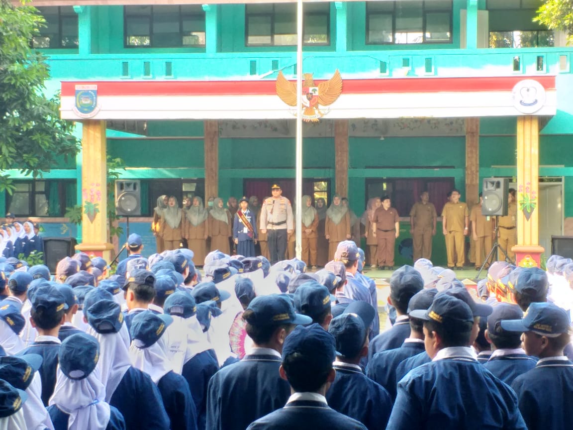 Polisi Ingatkan Pelajar SMPN 17 Tangsel Cerdas Dalam Menggunakan Media Sosial Polres Tangsel gelar kegiatan sosialiasi anti perundungan ke SMPN 17 Kota Tangsel, di Pamulang.