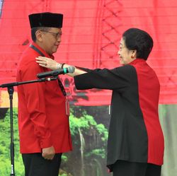 Ketum PDI-P Megawati melantik Hasto Ktistiysnto kembsli sebagai Sekjen. Foto : Ist