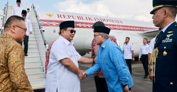 Prabowo Hadiri Parade Hari Nasional Nasional Presiden Prabowo tiba di Singapura disambut Dubes Surya Pratomo. Foto : Ist
