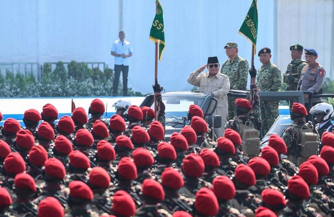 Prabowo: TNI Anak Kandung Rakyat, Harus Siap Mati Membela Rakyat Presiden Prabowo saat inspeksi pasukan. Foto : Ist
