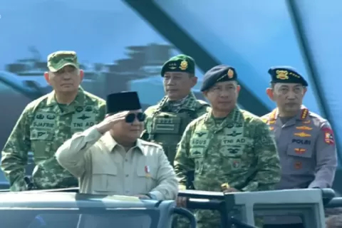 Presiden Prabowo saat inpeksi pasukan. Foto : Ist