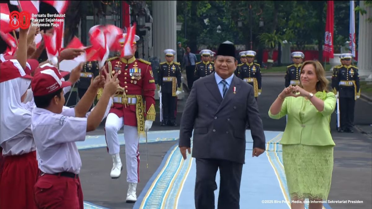 Presiden Peru Tiba Di Istana Dikawal Pasukan Berkuda Presiden Peru, Dina Ercilia Boluarte Zegarra di Istana Kepresidenan. Foto : Ist