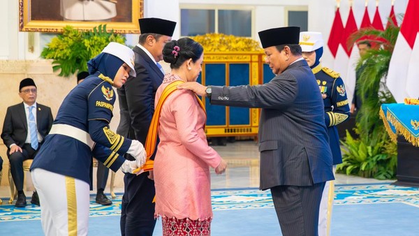 Presiden Prabowo Berikan Bintang ke 141 Orang Presiden Prabowo saat memberikan penghargaan kepafa Ketua DPR Puan Maharani. Foto : Ist