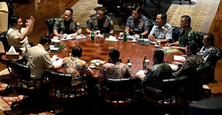 Presiden Prabowo Subianto Panggil Panglima TNI Ke Hambalang, Prabowo Singgung Ancaman Perang Presiden Prabowo rapat di Hambalang bersama Panglima TNI dan jajaran nya. Foto : Ist