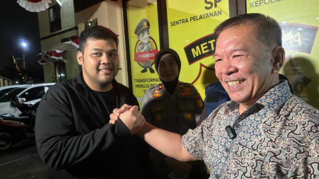 Pria Ngamuk Bawa Senpi Ternyata Jaksa Di Kejagung Pengendara yang cekcok dan membawa senpi kini telah berdamai. Setelah sebelumnya sempat viral.