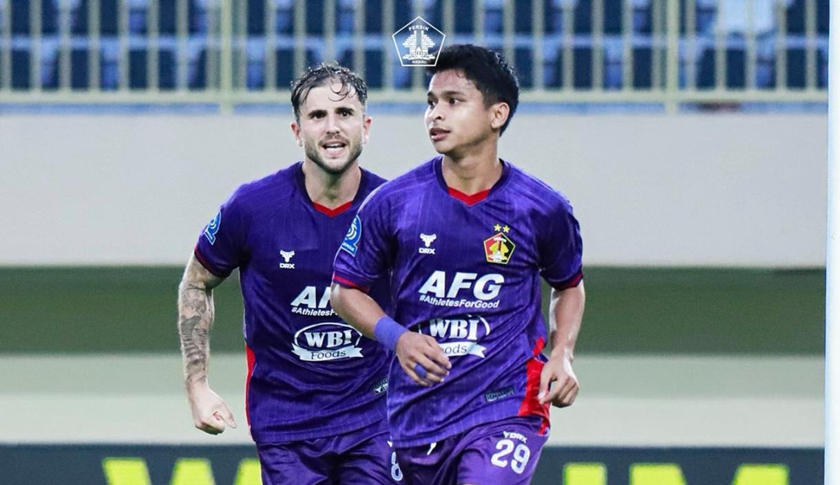 Selebrasi skuad Persik usai menang dari tuan rumah PSBS Biak 2-1. Foto : Ist