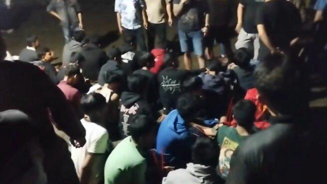 Puluhan Anggota Gengster Kumpul Di Makam Kramat, Bawa Celurit & Bom Molotov Polsek Serpong berhasil menganggapkan sekelompok pemuda yang dicurigai akan melakukan tawuran. Dan berhasil mengamankan senjata.