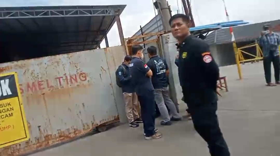Wartawan dikeroyok oleh pihak keamanan  PT Genesis Regeneration Smelting, saat meliput penyegelan pabrik yang berlokasi di Modern Cikande, Kabupaten Serang oleh Kementerian Lingkungan Hidup. (Ist)