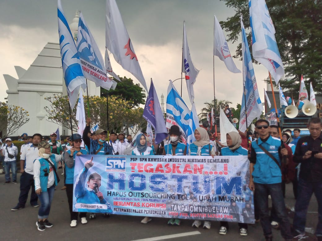 Ratusan Buruh Demo di Depan KP3B, ini Tuntutannya Ratusan buruh dari Konfederasi Serikat Pekerja Indonesia (KSPI) Provinsi Banten, melakukan aksi unjuk rasa di depan Kawasan Pusat Pemerintahan Provinsi Banten (KP3B) di Jalan Moh. Nawawi Albantani, Curug, Kota Serang, Kamis (28/8/2025) siang.(Ari Supriadi/tangselpos.id)