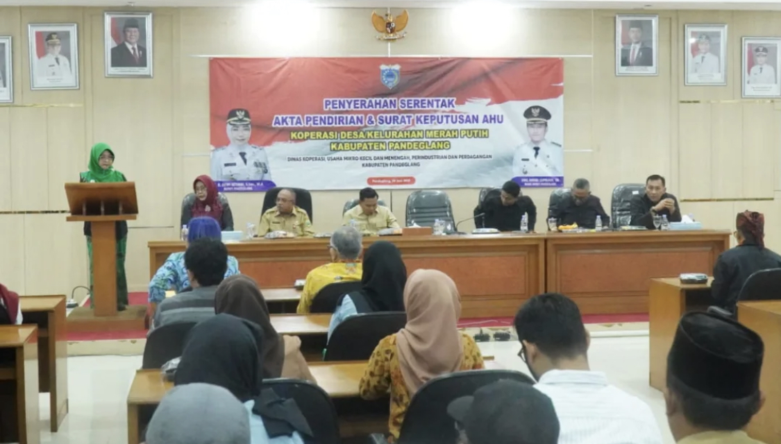 Ratusan Koperasi Merah Putih Belum Beroperasi Bupati Pandeglang Raden Dewi Setiani, didampingi Kepala Diskoperindag Bunbun Buntaran dan jajaran lainnya, sedang memberikan sambutan pada saat acara penyerahan SK Badan Hukum Koperasi Merah Putih di Oproom Setda Pandeglang, beberapa waktu lalu.