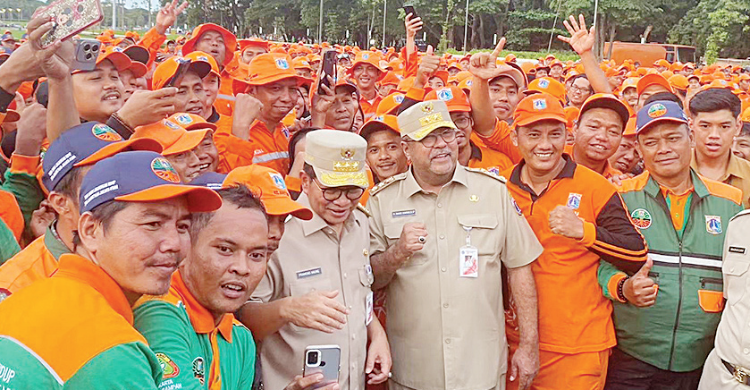 Rekrut Warga Sendiri, Pemprov DKI Jakarta Buka Loker Petugas Damkar Dan PPSU Gubernur Pramono dan Wakil Gubernur Rano Karno bersama tenaga PPSU. Foto : Ist