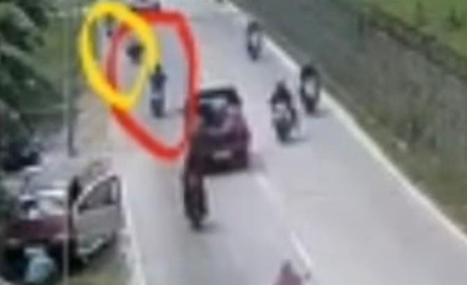 Residivis Jambret Kecanduan Judol Beraksi Lagi di Tangerang Aksi penjambretan tertangkap layar CCTV. Foto : CCTV