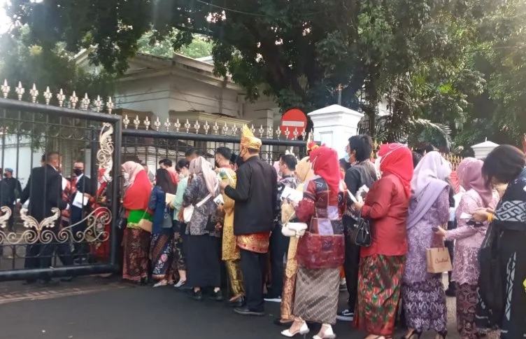 Antrian masyarakat peserta Upacara di Istana Negara. Foto : Ist