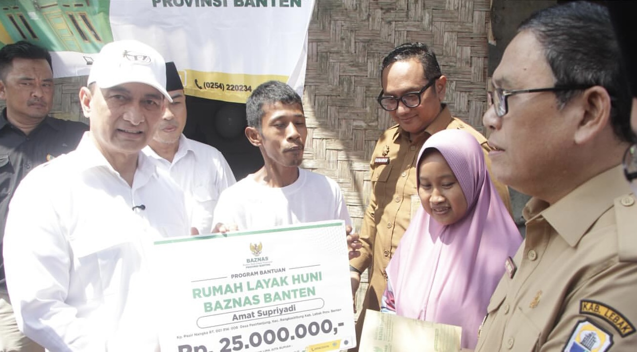 Ribuan Warga Lebak Tercatat Kategori Miskin Ekstrem Wagub Banten Dimyati Natakusumah didampingi Wabup Lebak Amir Hamzah sedang menyerahkan bantuan Rumah Layak Huni Baznas kepada masyarakat penerima di kediamannya, kemarin.