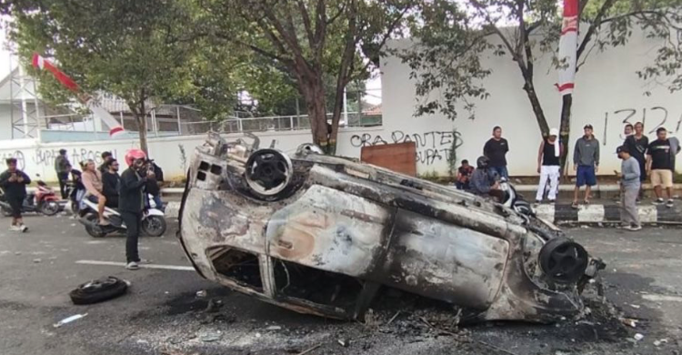 Mobil dibakar oleh masa demo. Foto : Ist